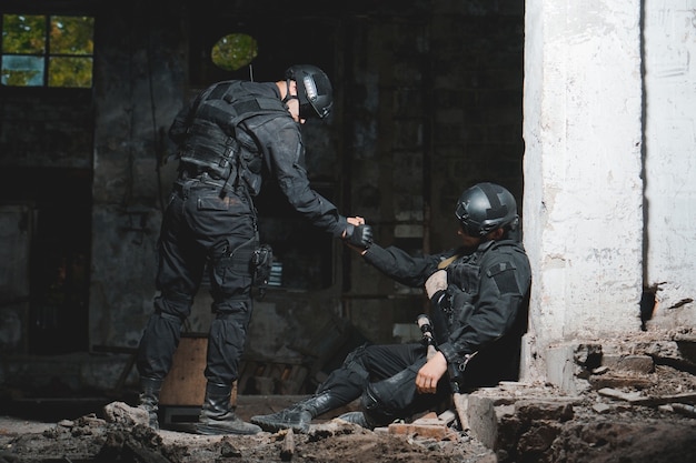 Ranger en uniforme negro ayudando a su camarada