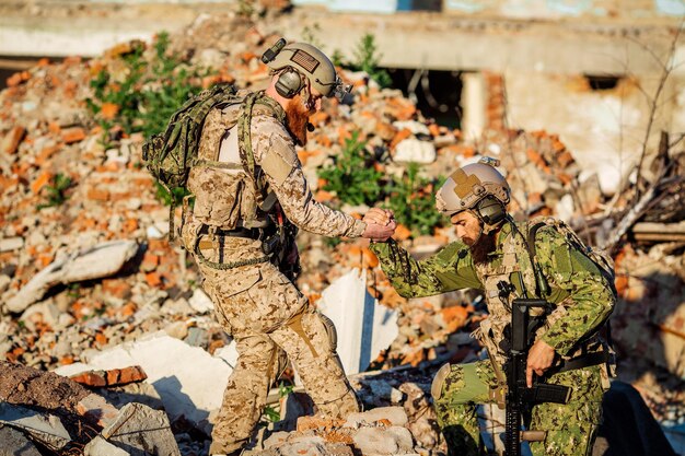 Foto rangers durante a operação militar ajude a apoiar a assistência em uma situação perigosa