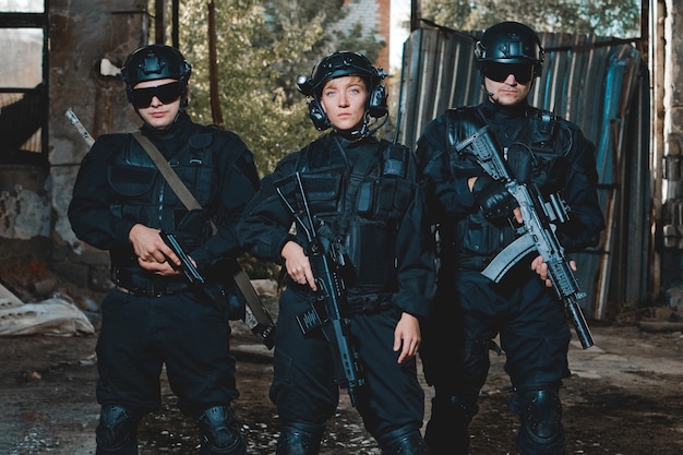 Rangers en uniformes negros con armas