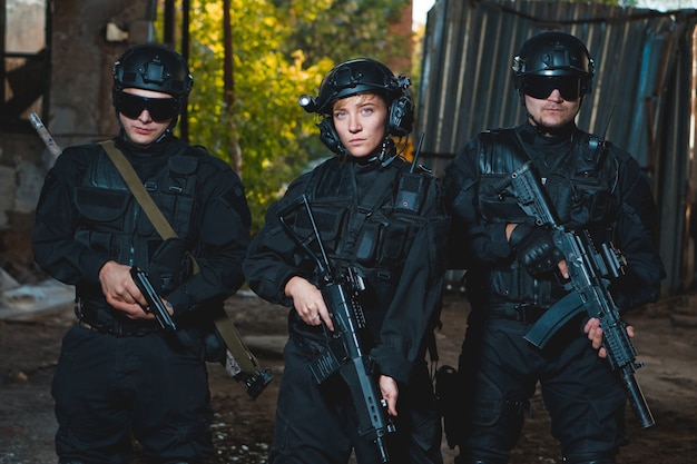 Foto rangers en uniformes negros con armas