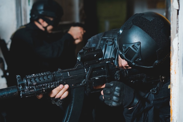 Rangers en uniformes negros con armas