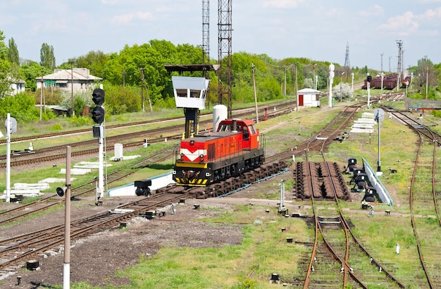 Rangierlokomotive auf einem Retarder eines Buckelhofs in der Ukraine