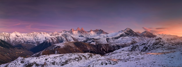 Rango de montaña en los Alpes franceses cubiertos de nieve al atardecer. Aiguilles d'Arves.