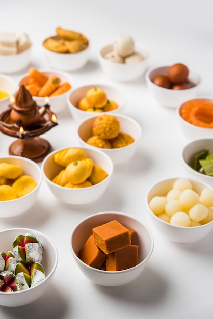 Rangoli de doces indianos variados ou mithai em tigela para o diwali ou qualquer outro festival, foco seletivo