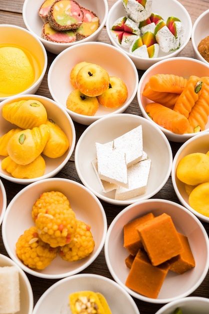 Rangoli de doces indianos variados ou mithai em tigela para o Diwali ou qualquer outro festival, foco seletivo