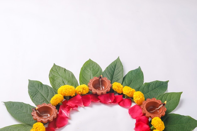 Rangoli de flores de calêndula para o Festival de Diwali