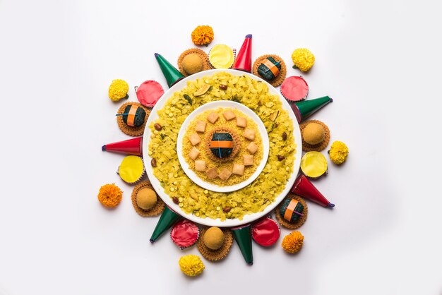 Rangoli o diseño hecho con bocadillos o dulces indios y petardos o patakhe para el festival de Diwali