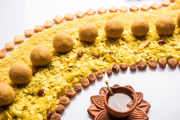 Rangoli ou design feito com lanches indianos e doces e diya ou lâmpada para a celebração do festival de Diwali