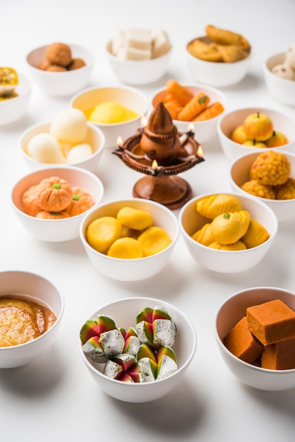 Rangoli de surtido de dulces indios o mithai en un tazón para Diwali o cualquier otro festival, enfoque selectivo