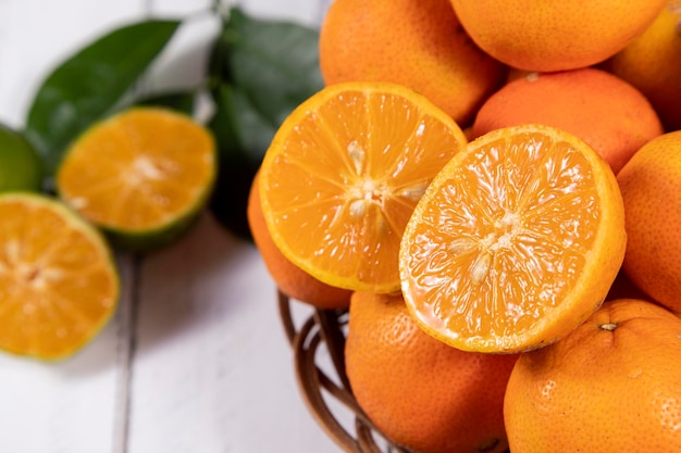Foto rangpur citrus limonia o citrus reticulata medica a veces llamado rangpur lime mandarin lime o lemandarin es un híbrido entre la mandarina y la cidra