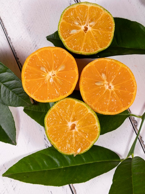 Foto rangpur citrus limonia o citrus reticulata medica a veces llamado rangpur lime mandarin lime o lemandarin es un híbrido entre la mandarina y la cidra