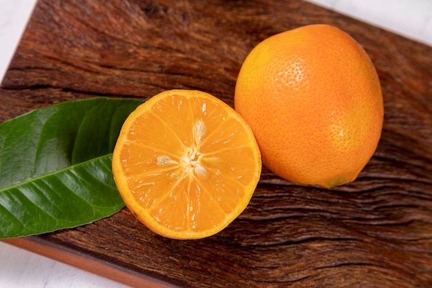 Foto rangpur citrus limonia oder citrus reticulata medica, manchmal auch als rangpur-limette, mandarinenlimette oder lemandarin bezeichnet, ist eine kreuzung zwischen der mandarine und der zitrone