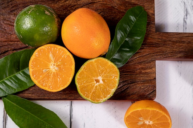 Foto rangpur citrus limonia oder citrus reticulata medica, manchmal auch als rangpur-limette, mandarinenlimette oder lemandarin bezeichnet, ist eine kreuzung zwischen der mandarine und der zitrone