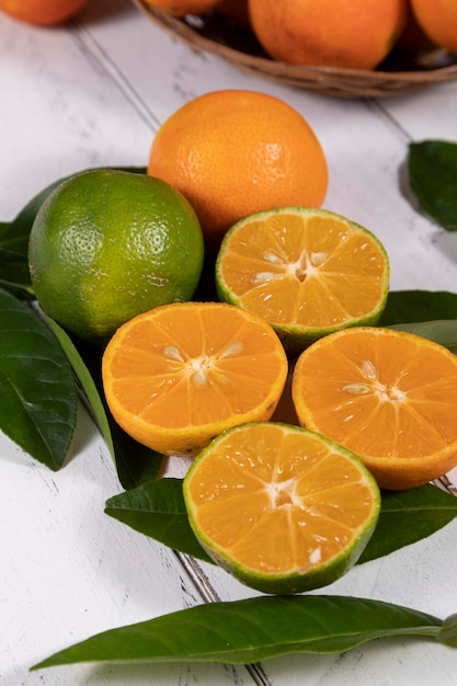 Foto rangpur citrus limonia oder citrus reticulata medica, manchmal auch als rangpur-limette, mandarinenlimette oder lemandarin bezeichnet, ist eine kreuzung zwischen der mandarine und der zitrone