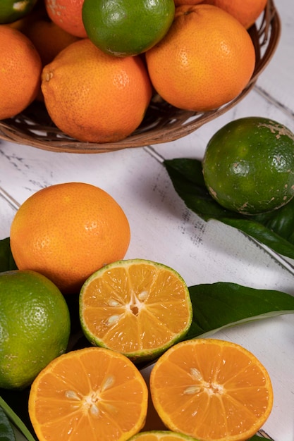 Foto rangpur citrus limonia oder citrus reticulata medica, manchmal auch als rangpur-limette, mandarinenlimette oder lemandarin bezeichnet, ist eine kreuzung zwischen der mandarine und der zitrone