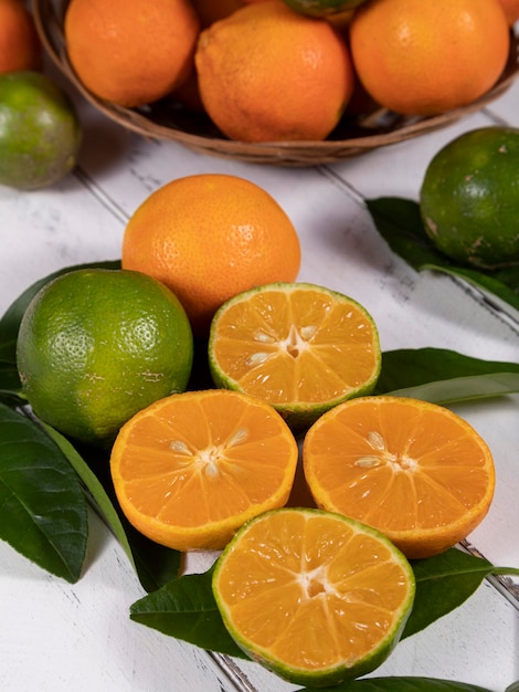 Foto rangpur citrus limonia oder citrus reticulata medica, manchmal auch als rangpur-limette, mandarinenlimette oder lemandarin bezeichnet, ist eine kreuzung zwischen der mandarine und der zitrone