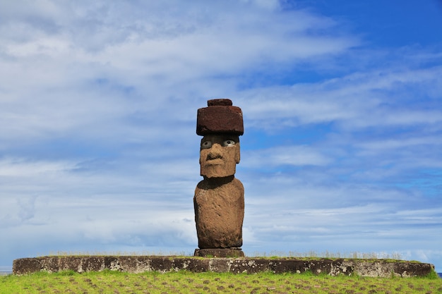 Foto rapa nui. a estátua moai em ahu tahai na ilha de páscoa, chile