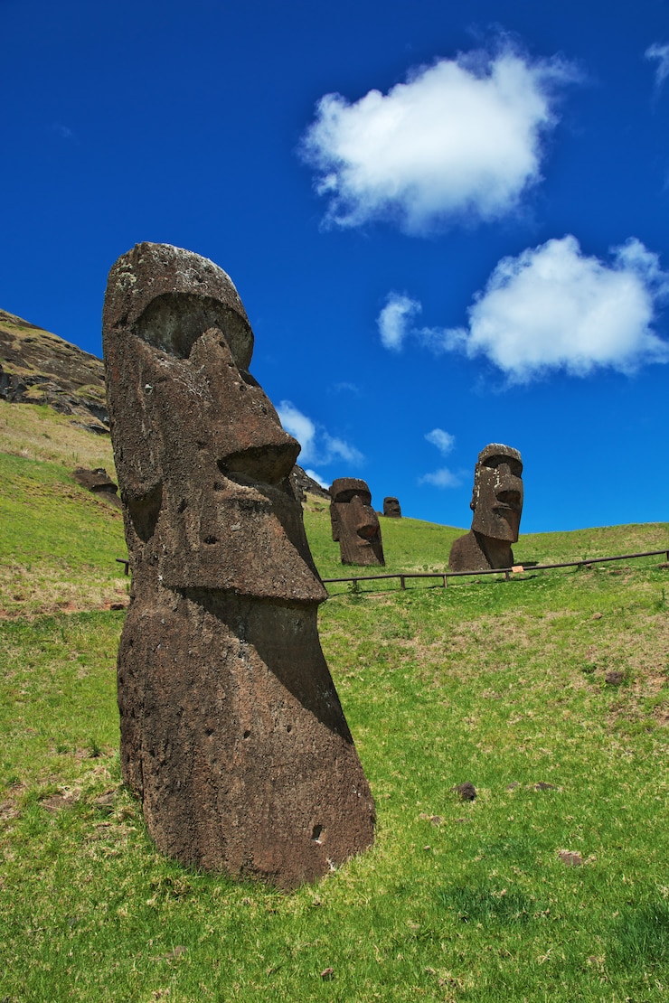 Foto rapa nui. a estátua moai em rano raraku na ilha de páscoa, chile