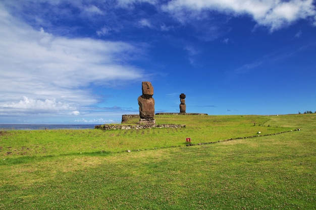 Rapa Nui. Die Statue Moai in Ahu Tahai auf der Osterinsel, Chile