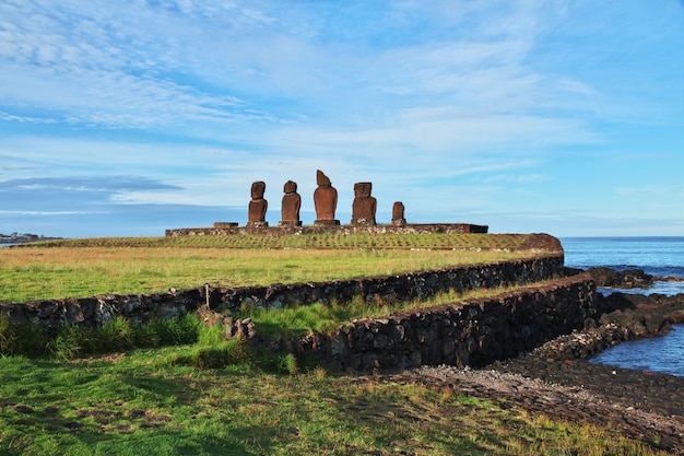 Rapa Nui. Die Statue Moai in Ahu Tahai auf der Osterinsel, Chile