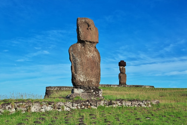 Rapa Nui. Die Statue Moai in Ahu Tahai auf der Osterinsel, Chile