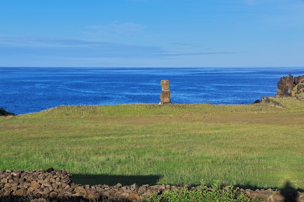 Rapa Nui. Die Statue Moai in Hanga Kioe auf der Osterinsel, Chile