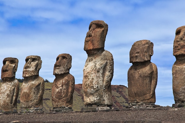 Foto rapa nui. la estatua moai en ahu tongariki en la isla de pascua, chile