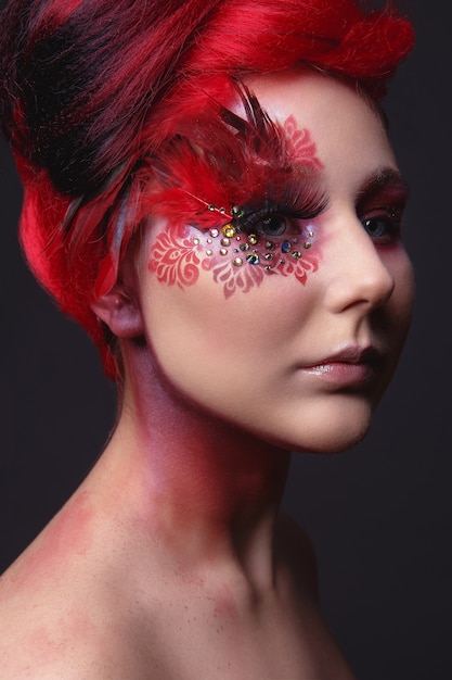 Rapariga com cabelo vermelho e maquiagem criativa e engenhosa