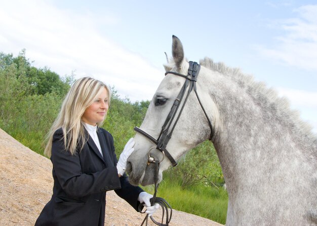 Rapariga com cavalo