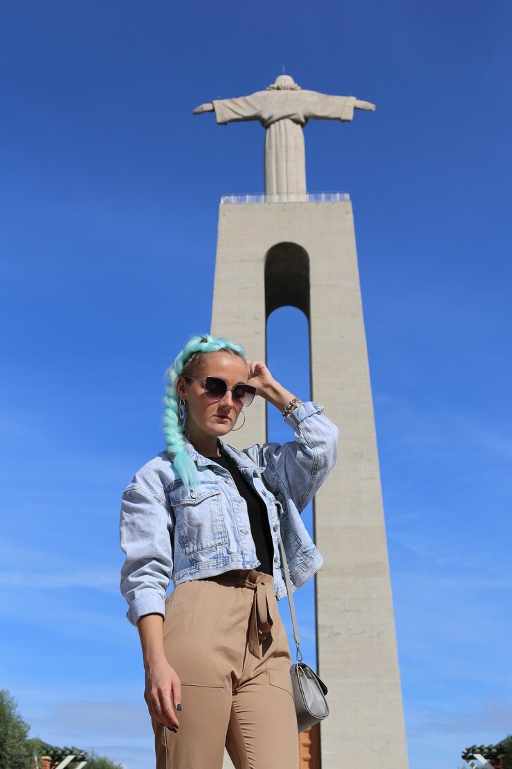 Foto rapariga com colas azuis perto do santuário de cristo o rei almada portugal lisbona