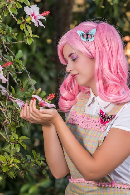 Rapariga com uma peruca rosa posando como no parque