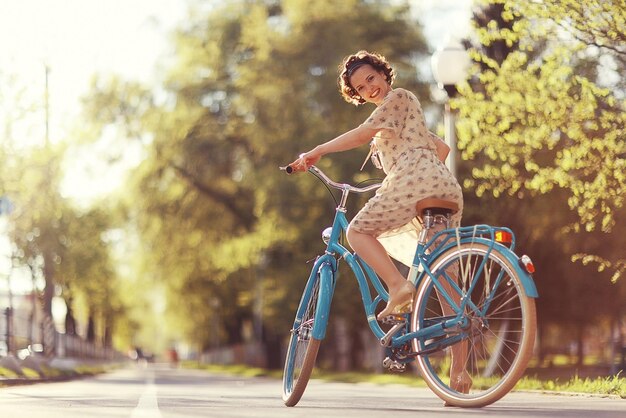 rapariga de bicicleta numa manhã de primavera