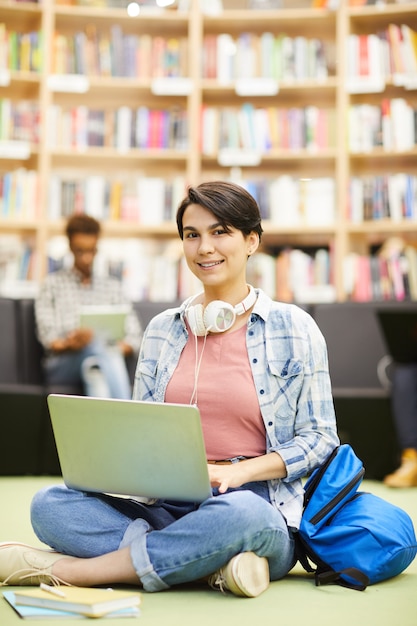 Rapariga estudante usando recursos on-line no laptop