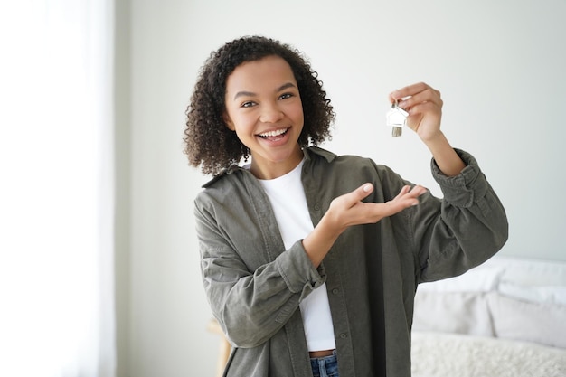 Foto rapariga extasiada com chaves mudando-se para um novo apartamento comprando a primeira casa alegria de aluguer