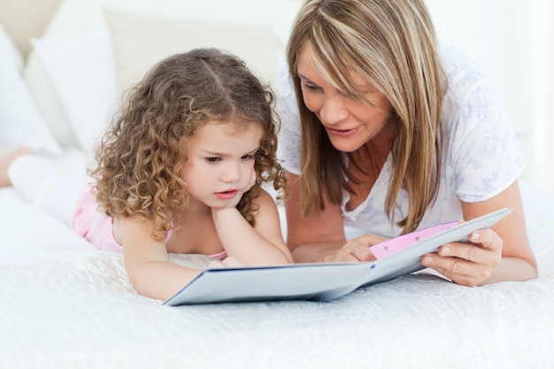 Rapariga lendo um livro com sua avó