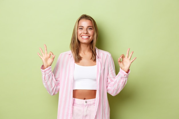 Rapariga loira com uma roupa rosa a posar