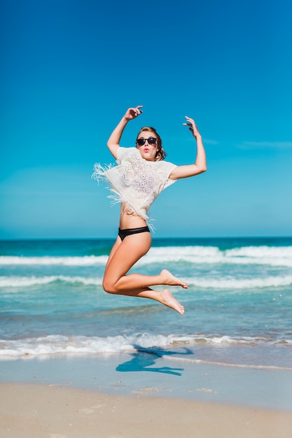 Rapariga na praia salto