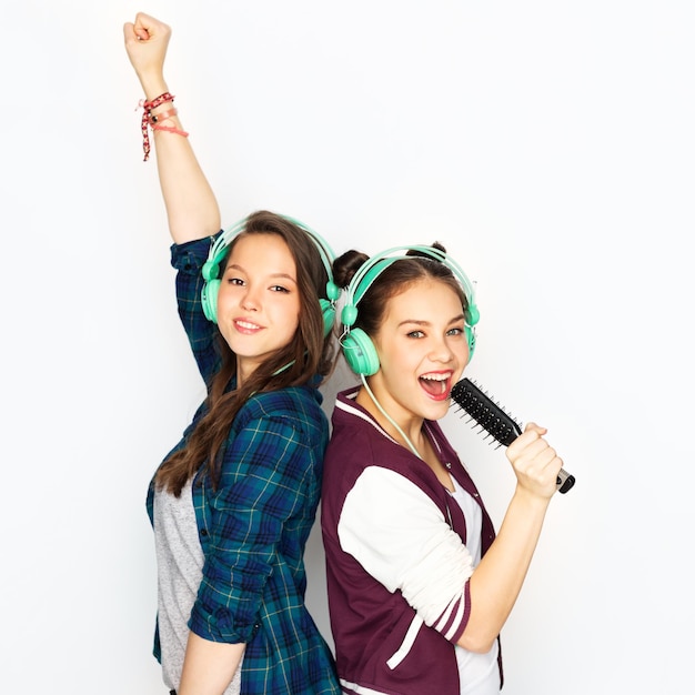 raparigas adolescentes com fones de ouvido a ouvir música