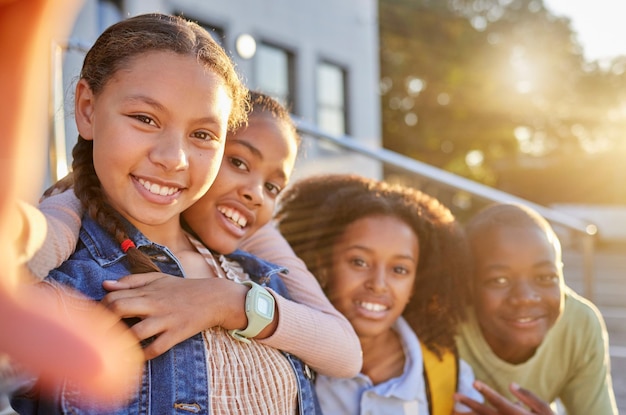 Raparigas e selfie de diversidade de ligação na educação escolar da comunidade ou aprendendo mídia social do campus sobre nós ou memória Sorriso de retrato e crianças felizes estudantes ou amigos em fotografia pov