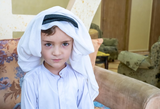Rapaz árabe vestindo roupas tradicionais