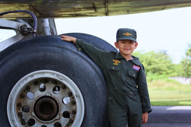 Rapaz asiático em uniforme militar