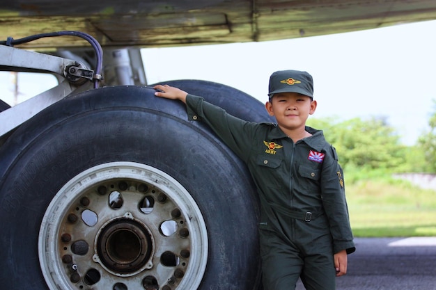 Rapaz asiático em uniforme militar