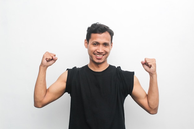 Rapaz asiático vestindo camiseta preta mostrando seus músculos bíceps Conceito de modelo de publicidade