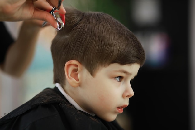 Rapaz bonito, cortando o cabelo e a barba na barbearia, barbearia vista traseira