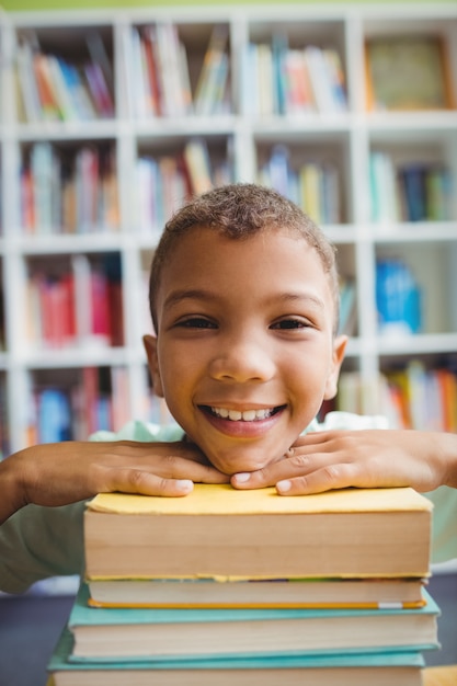 Rapaz colocando a cabeça nos livros