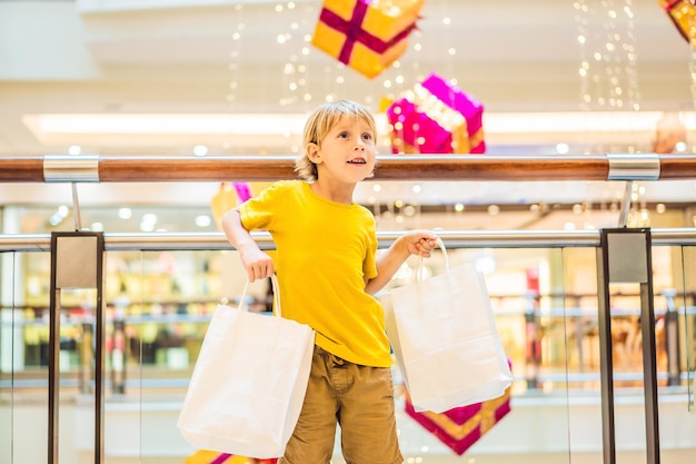 Rapaz com compras na loja de ano novo venda de Natal sexta-feira negra