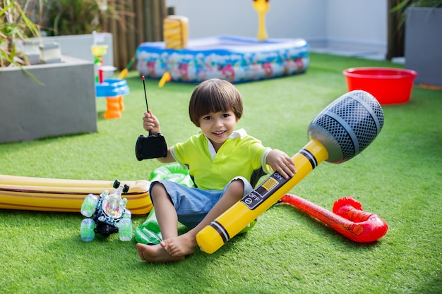 Rapaz com microfone inflável. Brinquedos infláveis para o verão