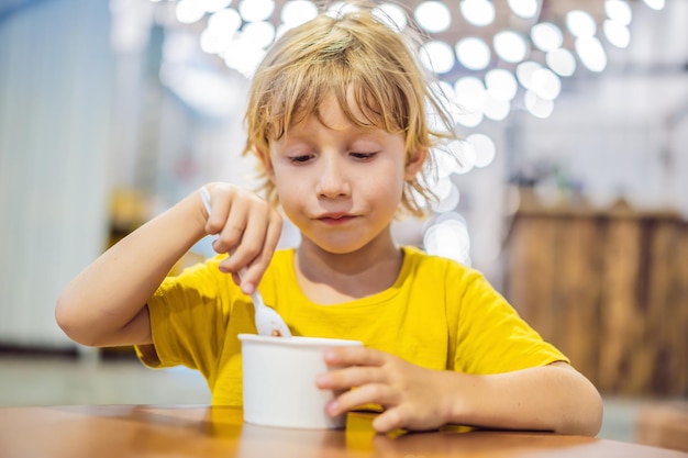 Rapaz comendo sorvete em um café