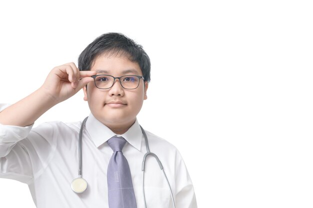 Rapaz esperto usando óculos e camisa branca com gravata cinza e estetoscópio isolado no fundo branco, conceito de ocupação do médico.