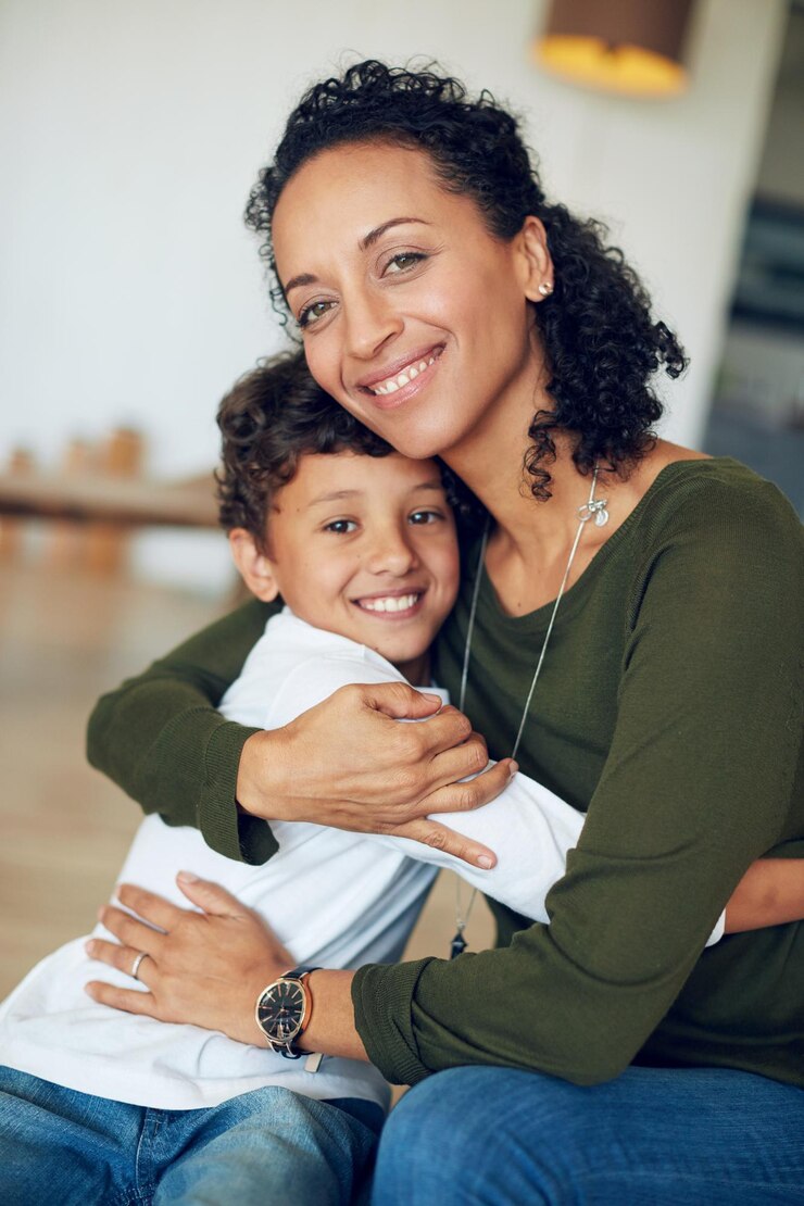 Foto rapaz feliz e mãe abraçando retrato com amor se unindo e juntos para relacionamento com abraço atencioso relaxando família e apartamento para cuidado de crianças ou afeição dos pais e criança sorrindo na casa